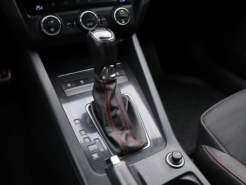Škoda Octavia 2,0 TDI RS 135kW DSG CZ - fotka 21 z 29