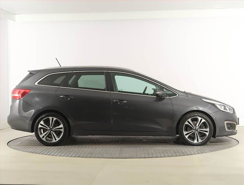 Kia Ceed (2015) 1.6 CRDi, Navi, Xenony - fotka 6 z 23