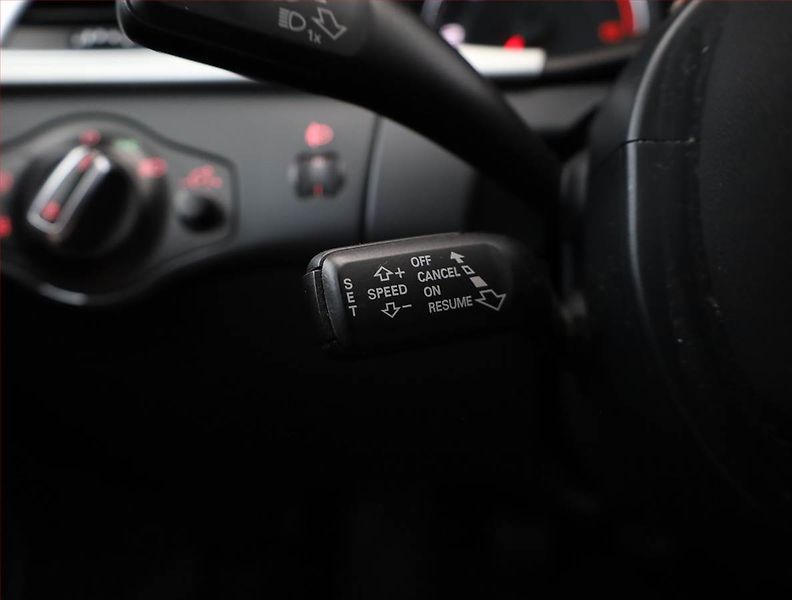 Audi A4 (2010) 2.0 TDI, nová STK - fotka 16 z 18