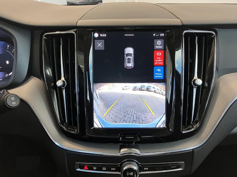 Volvo XC60 B4 AWD PLUS DARK AT8, ČR - fotka 35 z 41