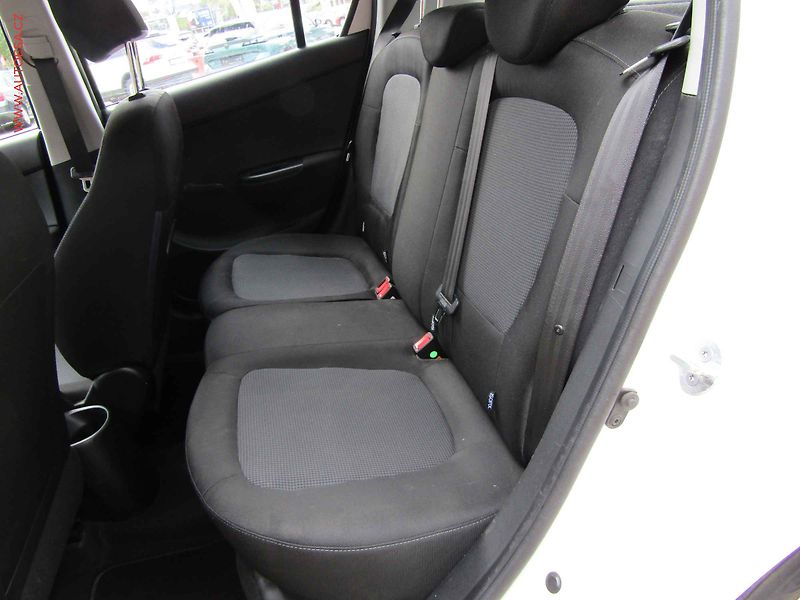 Hyundai i20 (2013) 1.3i, AC, TZ - fotka 10 z 16