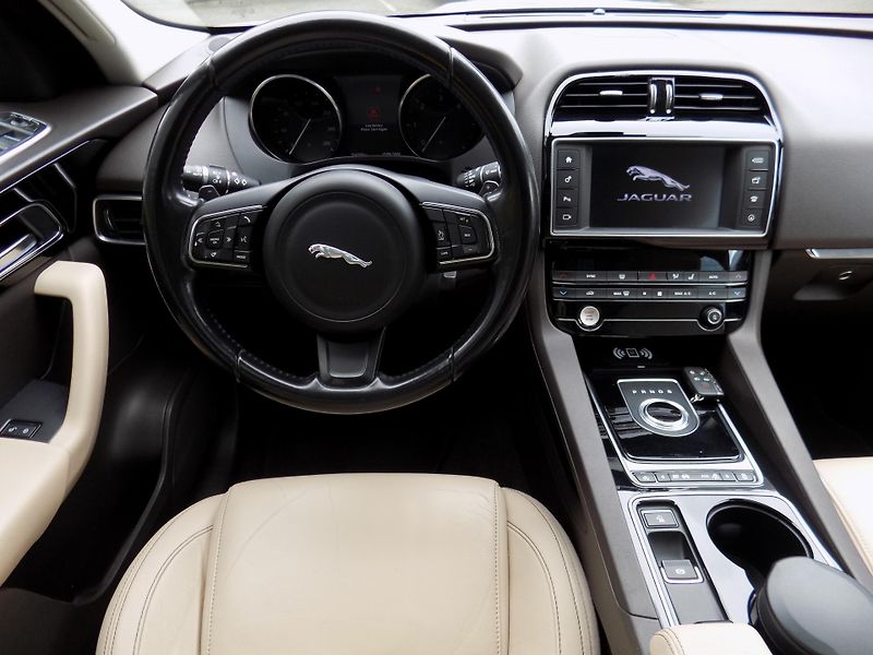 Jaguar F-Pace (2017) 2.0 D Původ ČR  - fotka 15 z 19