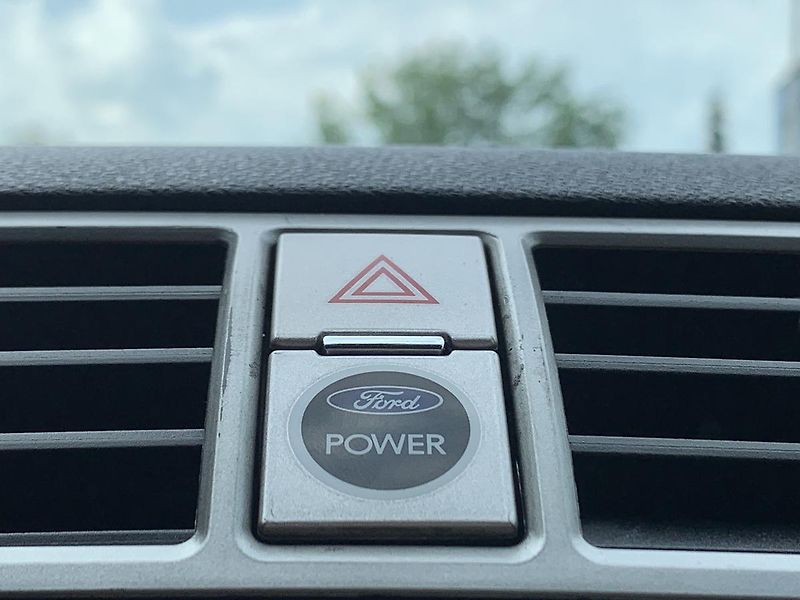 Ford Kuga 2.0TDCi KLIMATIZACE  ALU KOLA - fotka 19 z 38