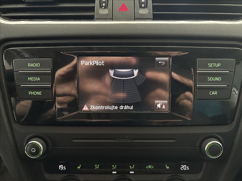 Škoda Octavia 1,6   TDI 77kW,TAŽNÉ,SERVISKA - fotka 16 z 23