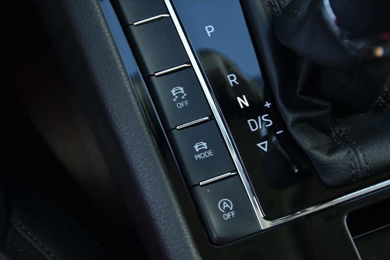 Škoda Superb 2.0 TDI 140kW DSG STYLE ČR - fotka 27 z 32