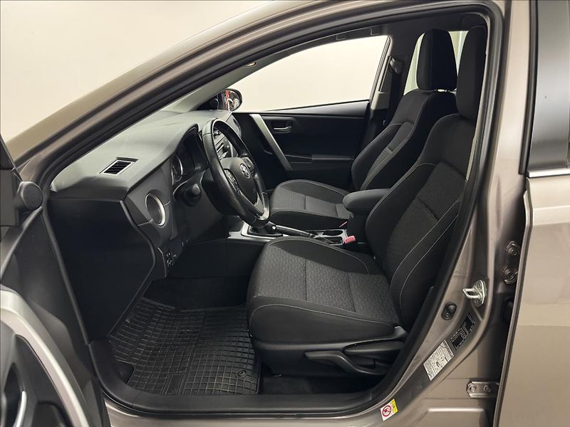 Toyota Auris 1,4 66kW NAVI KAMERA TAŽNÉ - fotka 27 z 32