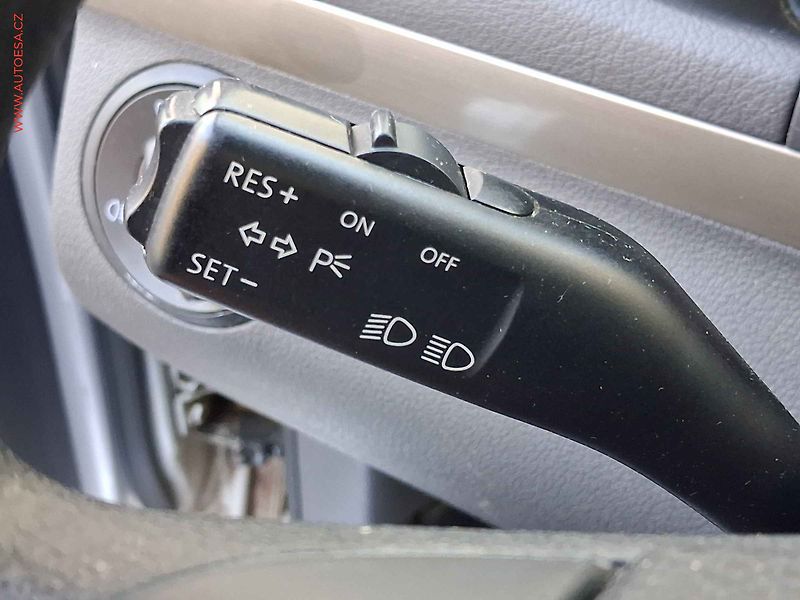 Volkswagen Touran (2007) 2.0 i, AAC, tempo - fotka 13 z 16