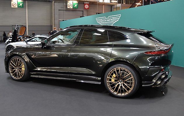 Aston Martin DBX S nabízí velkoryse prostorný kufr., zdroj: Wikimedia Commons, Charles from Port Chester, New York, CC0