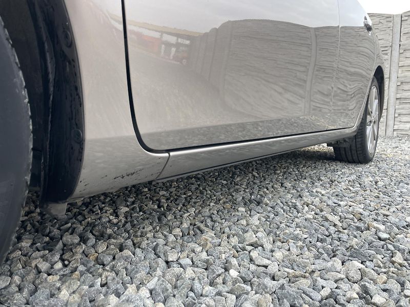 Toyota Auris 1.8i 16v HYBRID AUT NAVI CAM!! - fotka 14 z 166