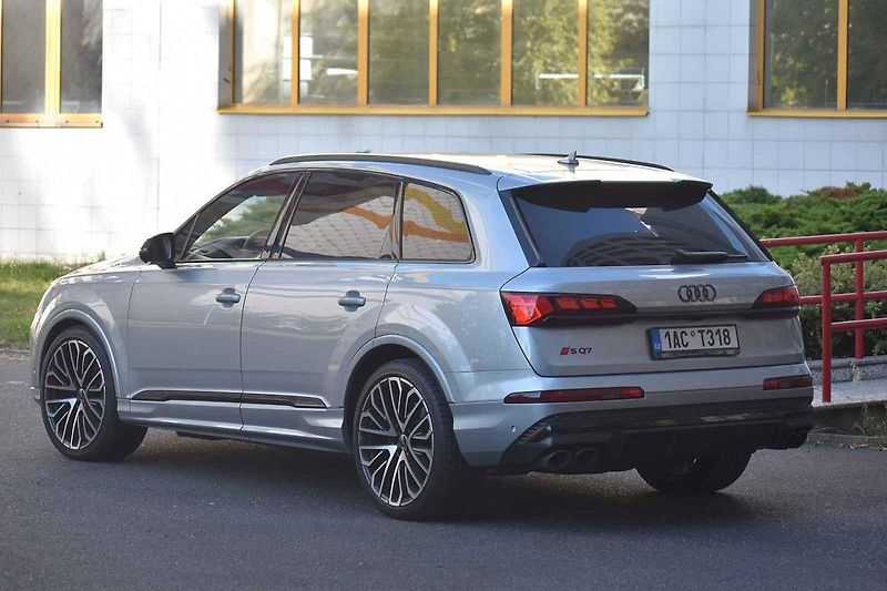 Audi SQ7 je velmi rychlé univerzální auto, ovšem s vyšší cenovkou