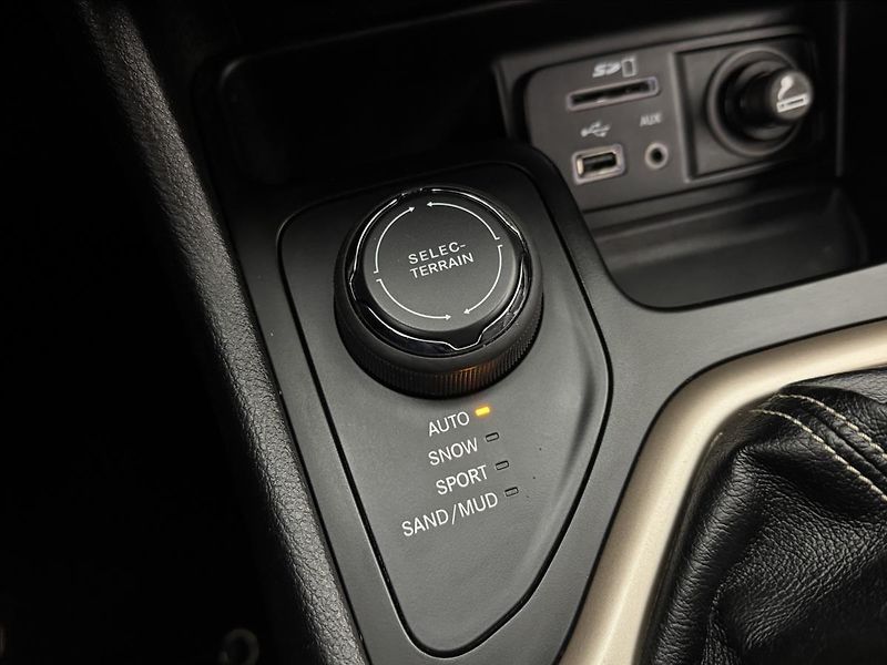 Jeep Cherokee 2,0 103kW 4X4 AC NAVI SENZORY - fotka 24 z 41