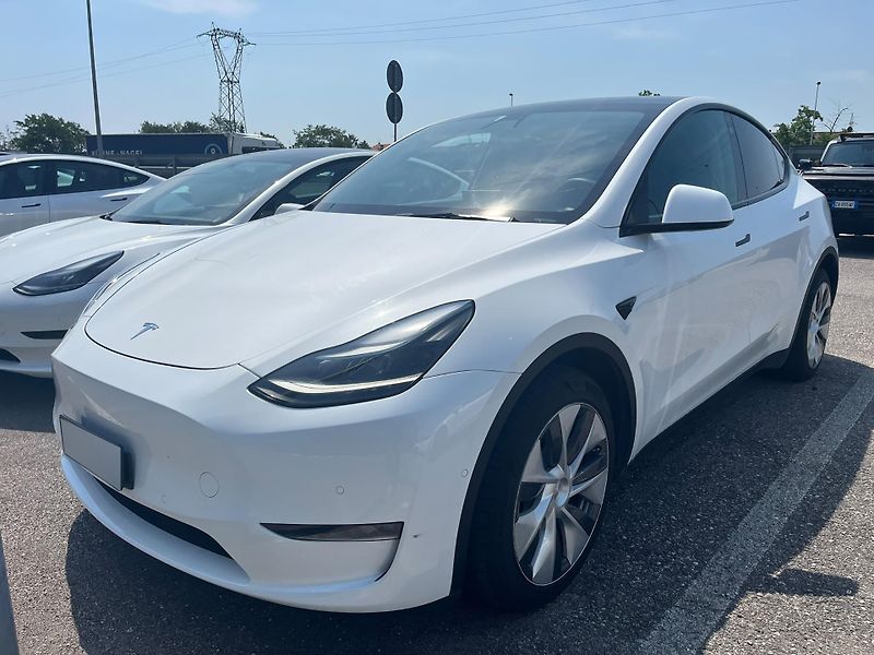 Tesla Model Y (2022) Long Range AWD | AMD Ryzen - fotka 2 z 8