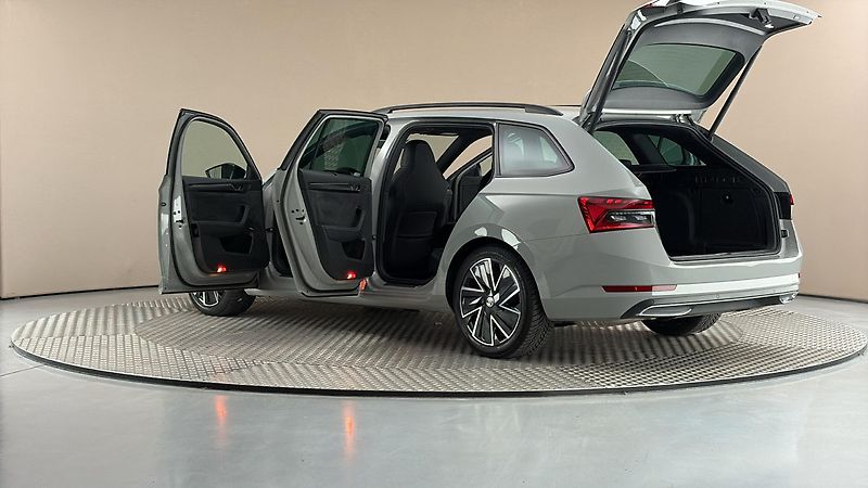 Škoda Superb 1.5 TSI Sportline Combi - fotka 7 z 30