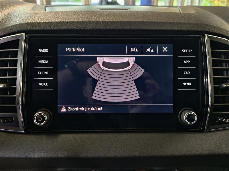 Škoda Karoq 1.6 TDi 85kW DSG STYLE LED ACC - fotka 17 z 24