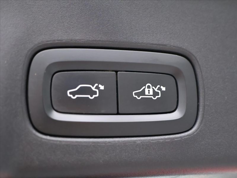 Volvo V90 2,0 D 145 kW Momentum Automat - fotka 10 z 32