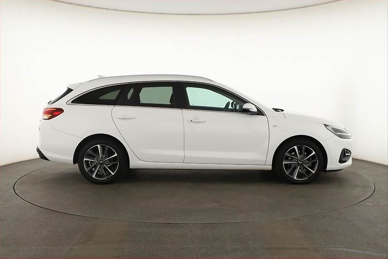 Hyundai i30 (2022) Style 1.5 T-GDI MHEV, ČR,1.maj - fotka 6 z 15