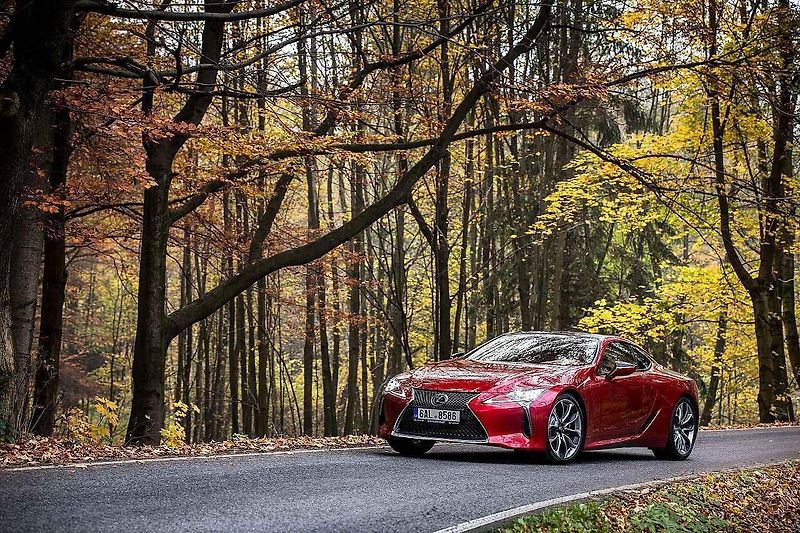 Interiér upraveného Nissanu GT-R.