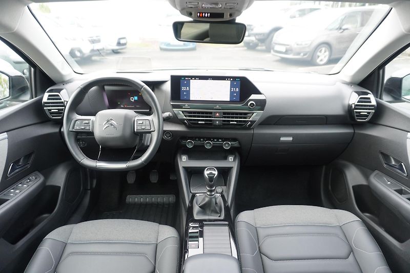Citroën C4 (2023) Shine 1,2PT 130 - fotka 5 z 13