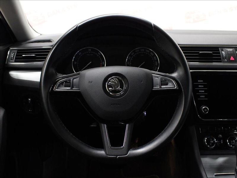 Škoda Superb 2,0 TDI DSG LED 1.majitel - fotka 17 z 37