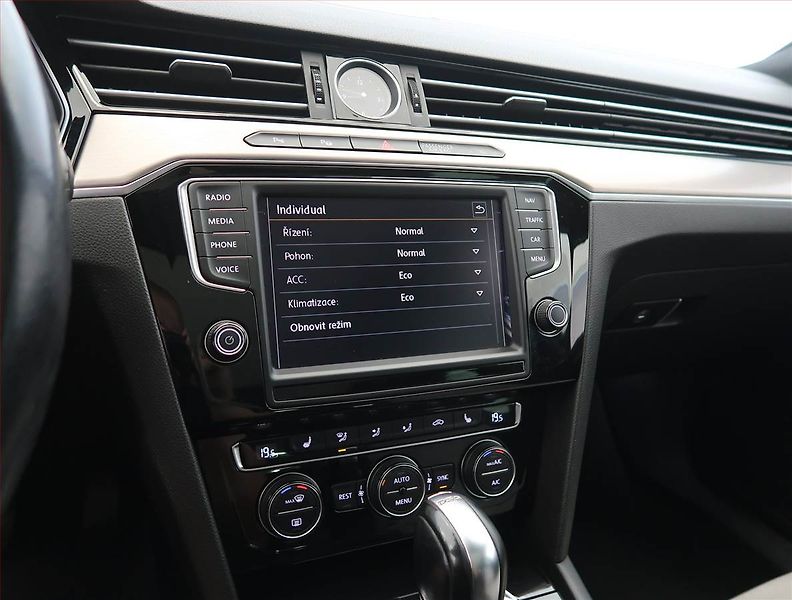 Volkswagen Passat (2015) 2.0 TDI, Automat, Kůže, Navi - fotka 19 z 28