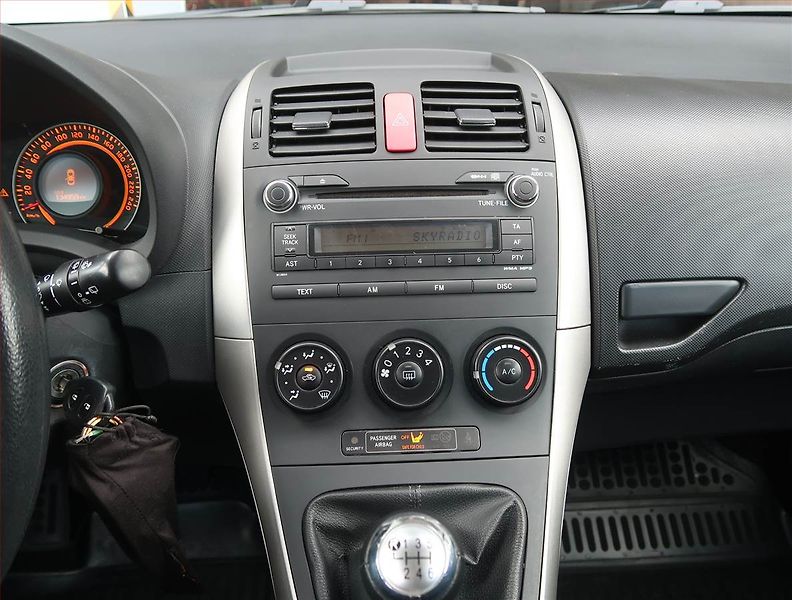Toyota Auris (2009) 1.3 Dual VVT-i, Park. senzory - fotka 12 z 15