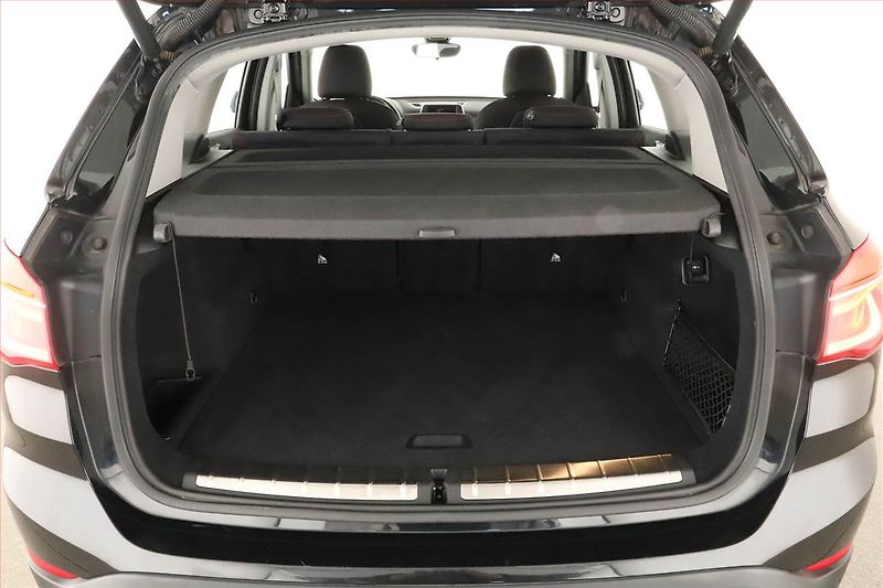 BMW X1 (2017) sDrive18i, ČR,1.maj - fotka 11 z 18