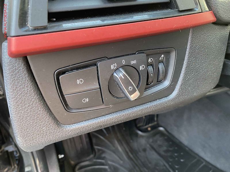 BMW Řada 3 (2012) 2.0i 320i, AC, navi, park - fotka 16 z 19