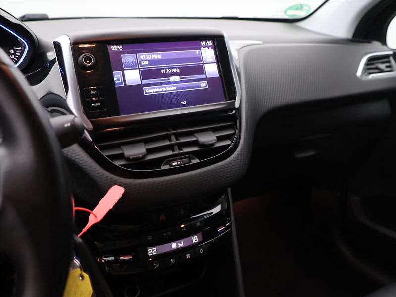 Peugeot 2008 1,2 Puretech 81kW Allure - fotka 15 z 25