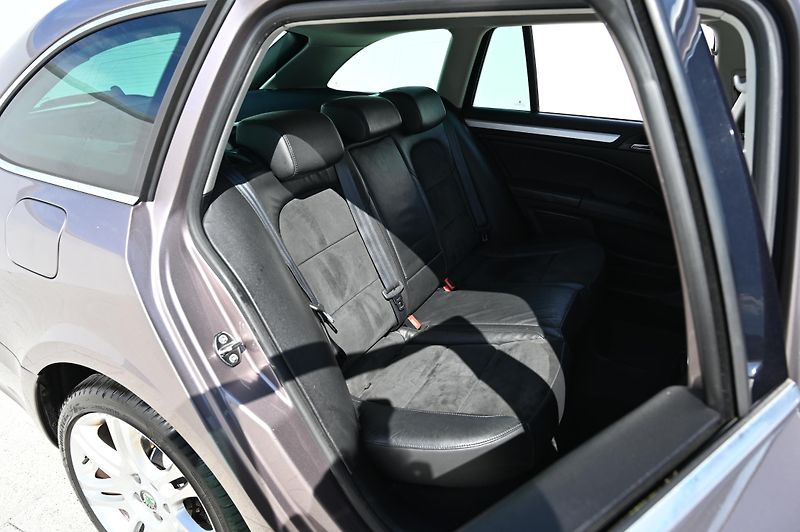 Škoda Superb 2.0TDI 125KW rezervace 3/2011 - fotka 26 z 43