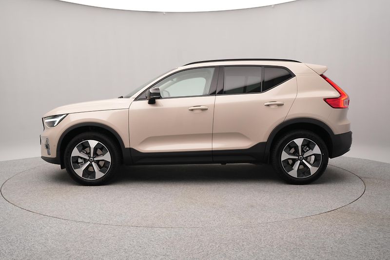 Volvo XC40 (2026) B3 AUT DARK ULTRA - fotka 7 z 21