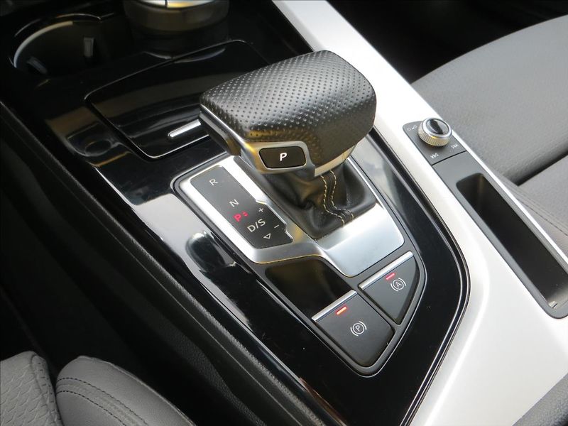 Audi A4 3,0 TDI 210kW S line quattro - fotka 17 z 31
