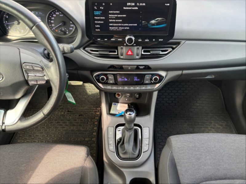 Hyundai i30 1,5 T Family Smart AT - fotka 8 z 9