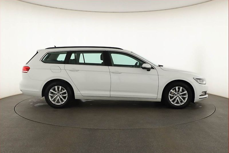 Volkswagen Passat (2019) 2.0 TDI, Automat, Navi - fotka 6 z 21