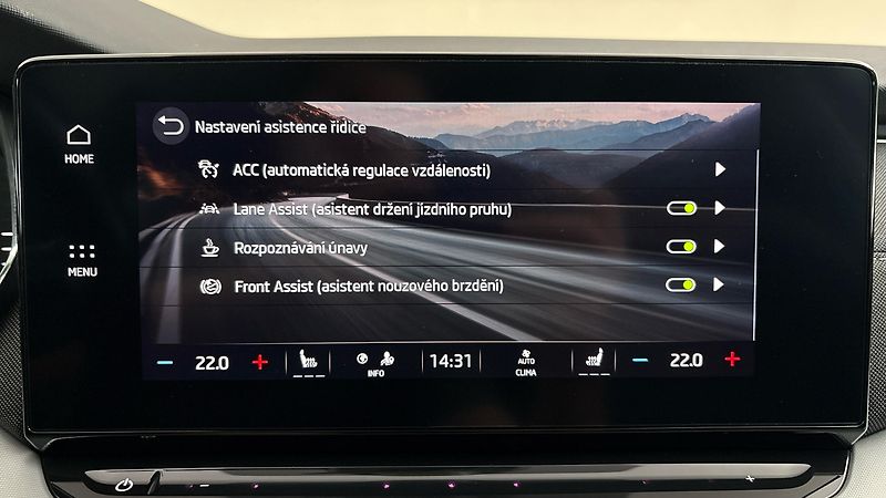 Škoda Octavia 2.0 TDI DSG Style Combi - fotka 24 z 26