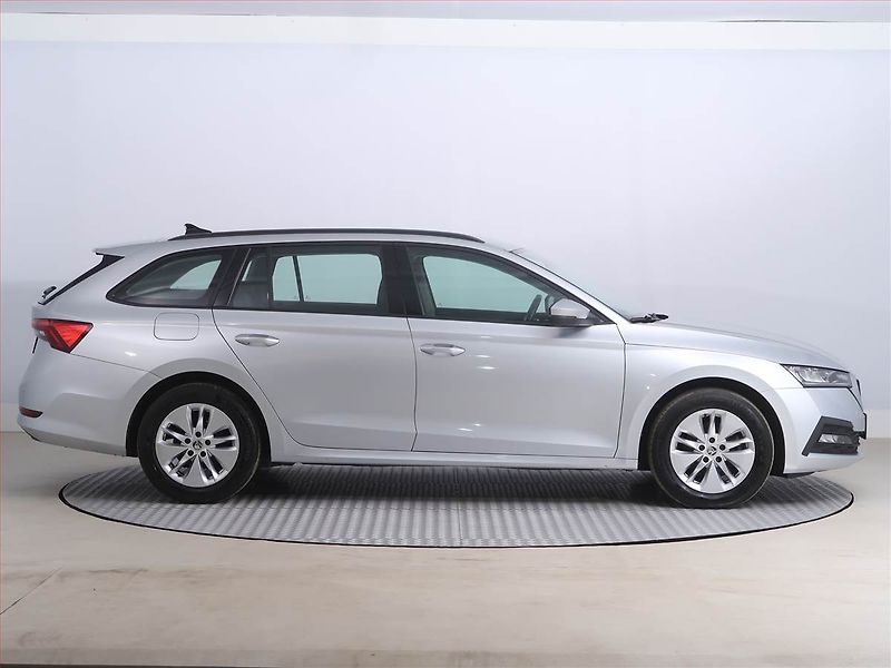 Škoda Octavia (2023) Ambition 2.0 TDI, ČR,1.maj - fotka 6 z 18
