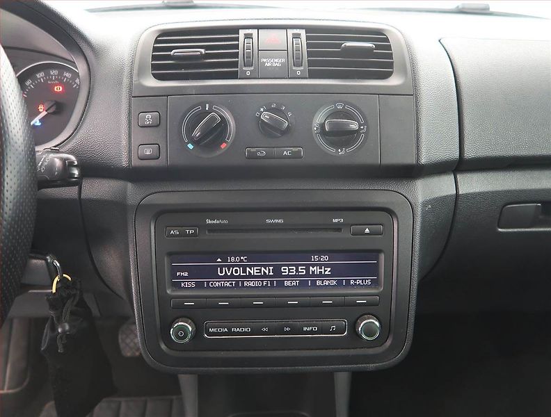 Škoda Fabia (2011) 1.6 TDI, po STK, jezdí dobře - fotka 12 z 14
