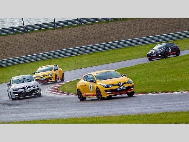Rychlé Renaulty na Autodromu v Mostě.
