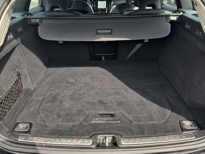 Volvo V60 B4 benzin Plus Dark DCT - fotka 25 z 26