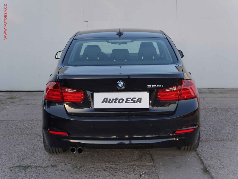BMW Řada 3 (2013) 2.0i 328i, AC, tempo, park - fotka 5 z 15