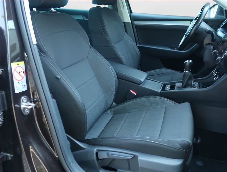 Škoda Superb (2018) Ambition 1.6 TDI, Serv.kniha - fotka 9 z 19
