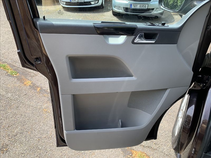 Volkswagen Caravelle 2,0 TDI  103kW - fotka 13 z 16