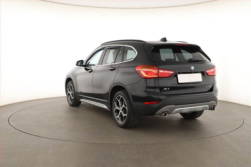 BMW X1 (2019) xDrive18d, ALU, KLIMA, ČR, 4X4 - fotka 4 z 18