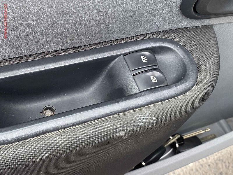 Renault Clio (2007) 1.2i, ČR, AC, zmk.řazení - fotka 11 z 16