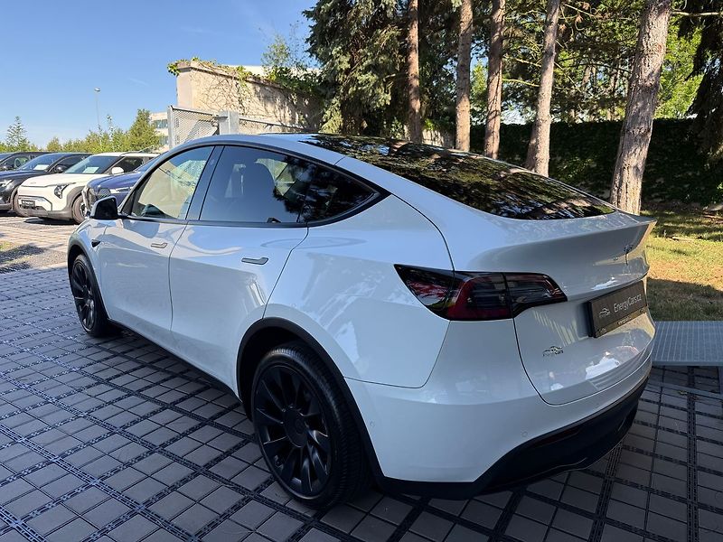 Tesla Model Y Long Range AWD - fotka 4 z 39