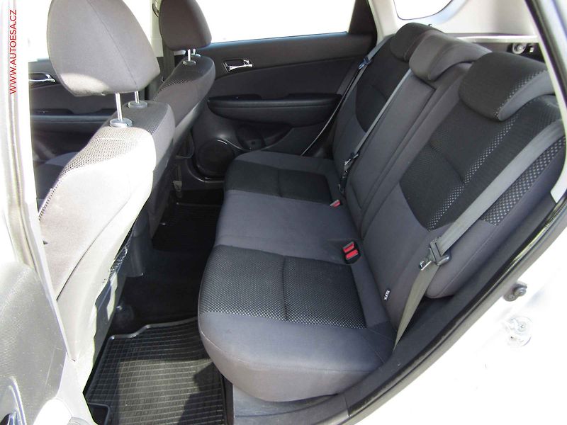 Hyundai i30 (2012) 1.6 CRDi, ČR, AC, tempo - fotka 10 z 16