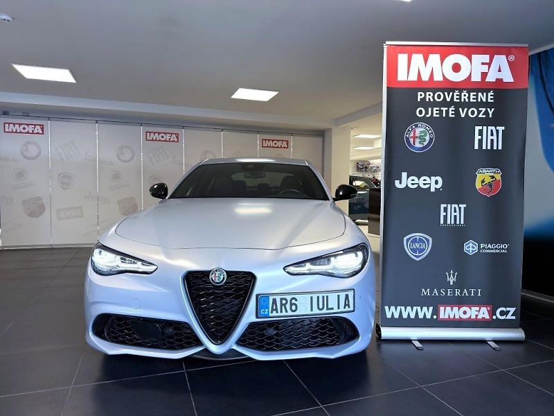 Alfa Romeo Giulia (2023) 2.0 T 280k AT8 ZF Q4 4x4 Compe - fotka 2 z 23