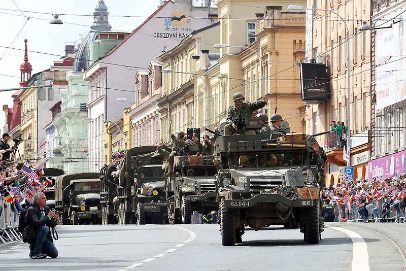 Plzní projel Konvoj svobody. Stovky kusů historické vojenské techniky v neděli projely z Bor do centra města. Ulice lemovaly tisíce diváků.