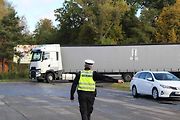 Do jihočeského měření emisí a kontrol u hotelu Sloup na silnici I/3 (bývalá E55) se zapojili policisté krajské dopravní policie, z dálničního oddělení Borek a táborští dopraváci. Vozidla se řidiči naváděli také z blízké dálnice D3.