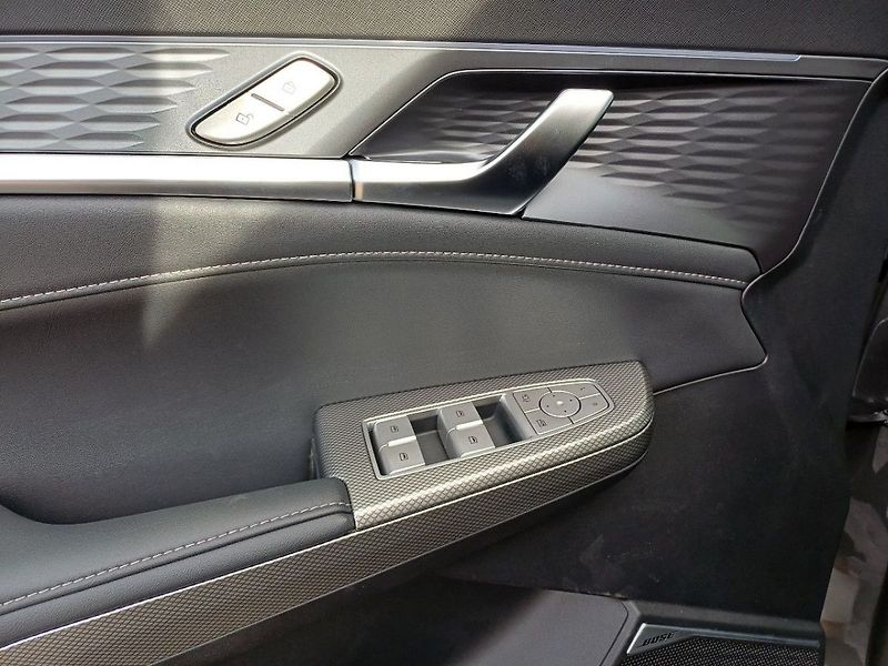 MG MGS9 Premium 1.5 TGI PHEV 220 kW - fotka 9 z 32