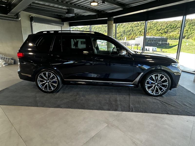 BMW X7 (2021) M50d Last Edition 1/100 - fotka 4 z 20